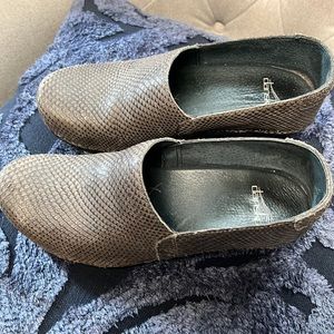 Very nice Dansko grey leather clogs in very good pre-owned condition